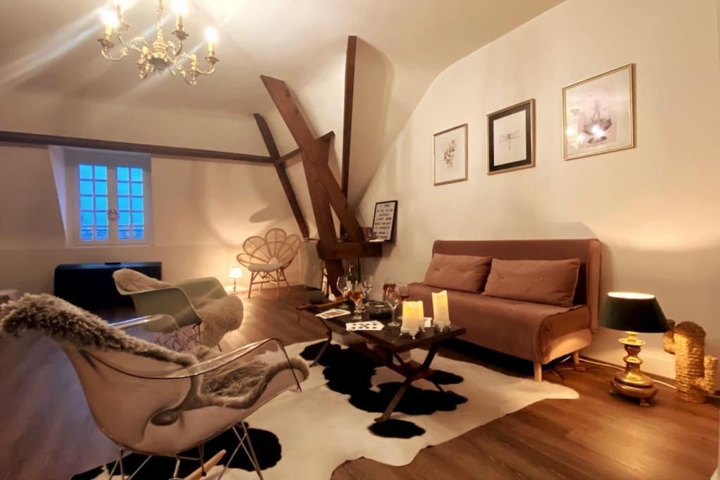 Grand Appartement Place Saint-Pierre, Proche Chateau De Saumur Et Bord De Loire" Екстериор снимка